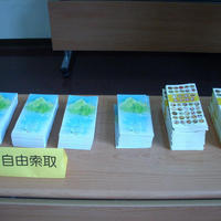连日大雨，原恐前来参与的人数不多，未料竟反应热烈，短短不到一小时，不但旅游折页索取踊跃，很快地汤圆也锅底朝天。社科院王院长因两点整抵达，得以捷足先登，品嚐了不同口味点心；随后，在滂陀大雨中，校长及校内一级主管组团莅临时，已经「无法续杯」，只能每人「配给」一碗，是这次「做热闹」的小小遗憾，希望未来再有机会提供大家饱餐一顿。