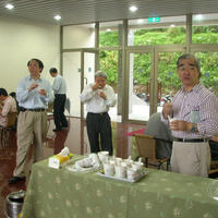 到了政治学系主任姜新立教授率领研究生前来时，汤圆已经全吃光了！所幸，理工学院拥有全校最棒的美食地下街—丽田餐厅。姜主任师生一行人参观了理工大楼之后，便到丽田用餐。香喷喷的卤味、老板娘特制私房简餐、美味潜艇堡，配上一杯幽香的咖啡，来客真是Hi到最高点，莫不纷纷翘起大拇指，姜主任还表示：「以后要带学生到理工学院餐厅聚餐」。
风雨中，理工学院热闹温馨，为校庆周启动美好开始。