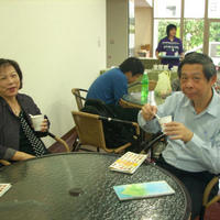 到了政治学系主任姜新立教授率领研究生前来时，汤圆已经全吃光了！所幸，理工学院拥有全校最棒的美食地下街—丽田餐厅。姜主任师生一行人参观了理工大楼之后，便到丽田用餐。香喷喷的卤味、老板娘特制私房简餐、美味潜艇堡，配上一杯幽香的咖啡，来客真是Hi到最高点，莫不纷纷翘起大拇指，姜主任还表示：「以后要带学生到理工学院餐厅聚餐」。
风雨中，理工学院热闹温馨，为校庆周启动美好开始。